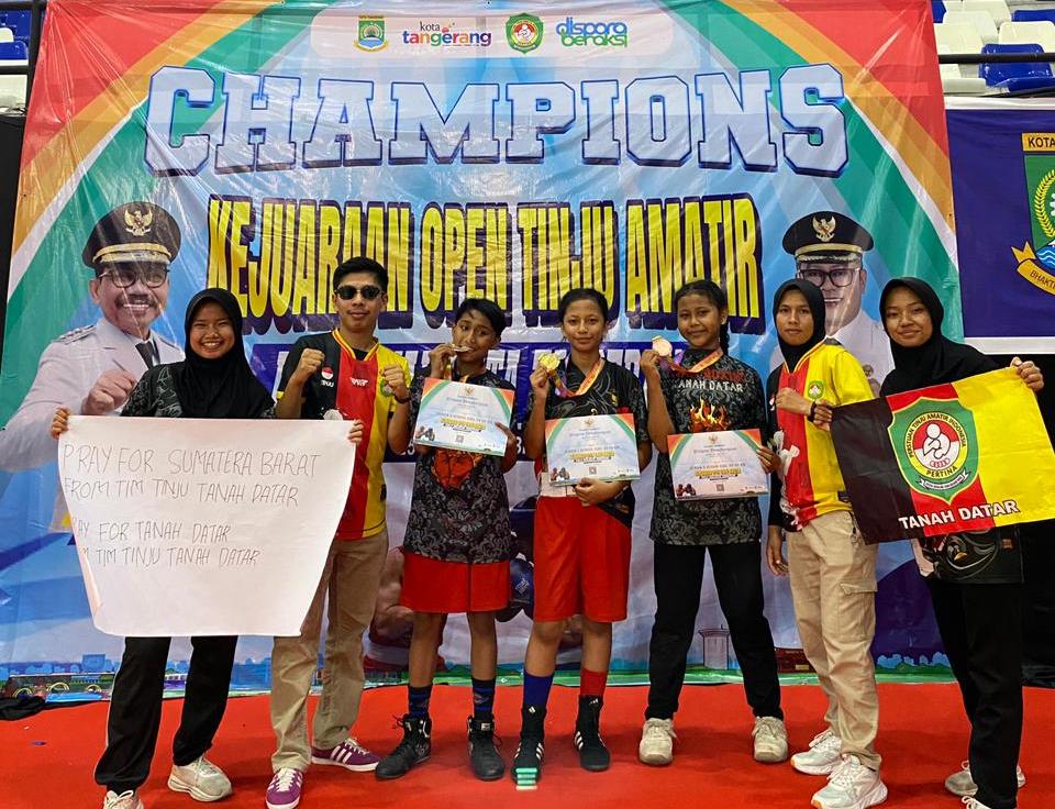 Atlit Tinju asal Tanahdatar foto bersama usai meraih medali.